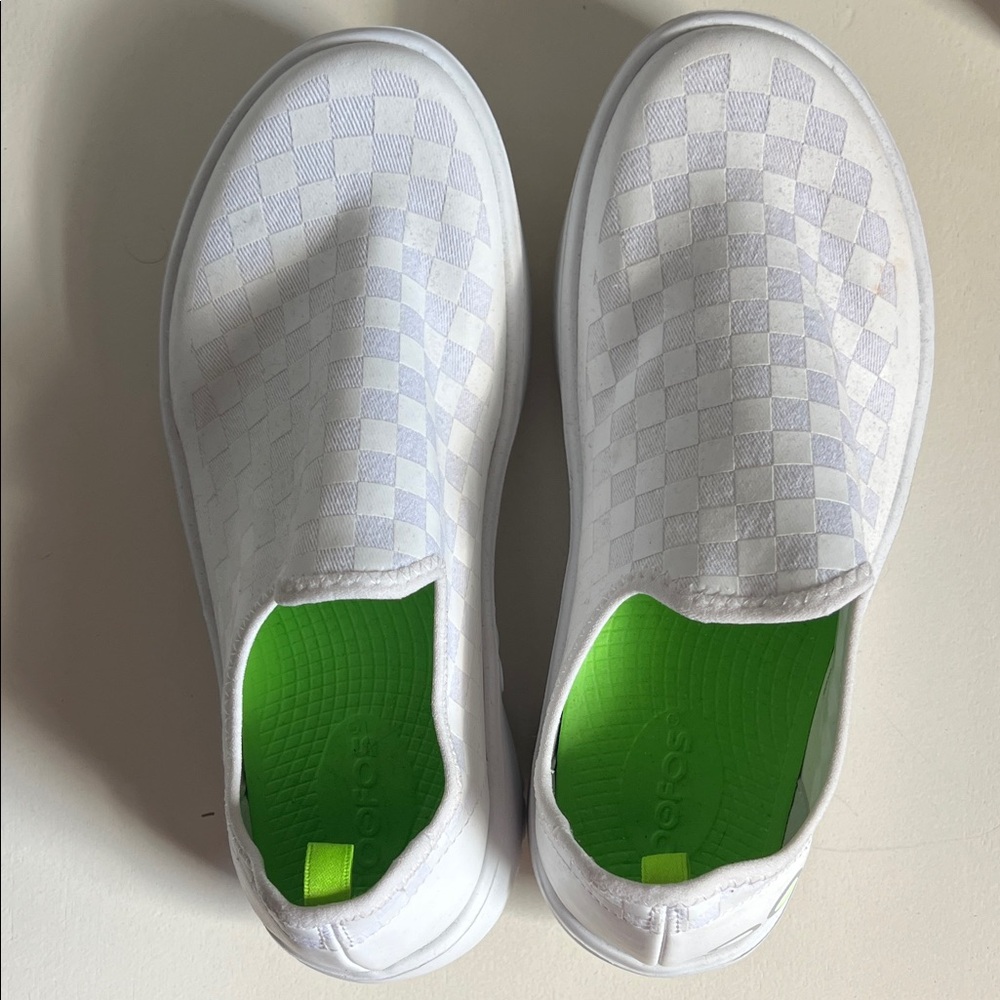 NWOT OOFOS OOMG EEZEE Low Shoes White Checker Women's Size 7